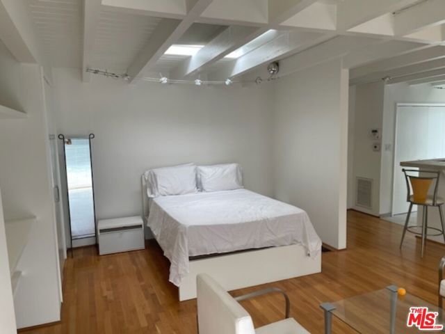 516 N San Vicente Boulevard, West Hollywood, CA 90048