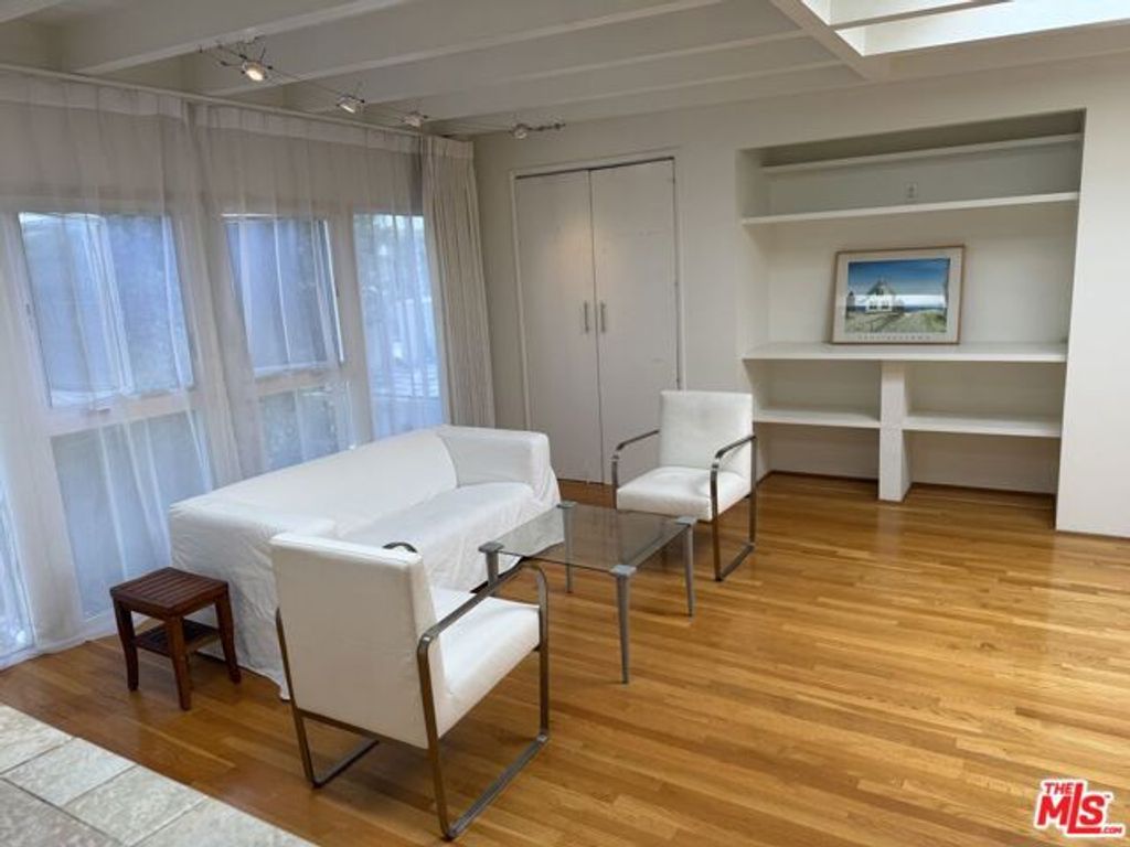 516 N San Vicente Boulevard, West Hollywood, CA 90048