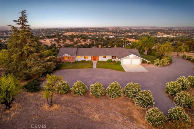 490 Pacific Avenue, Paso Robles, CA 93446