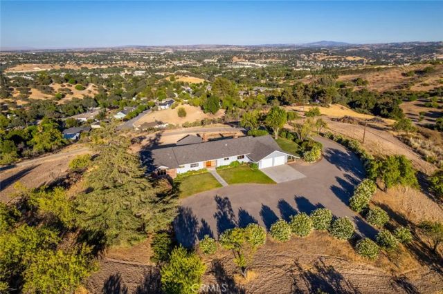 490 Pacific Avenue, Paso Robles, CA 93446