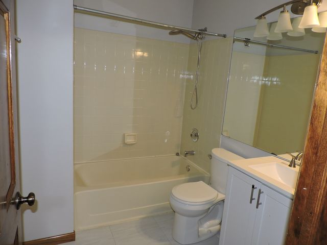 1334 Gloucester Circle, Carol Stream, IL 60188
