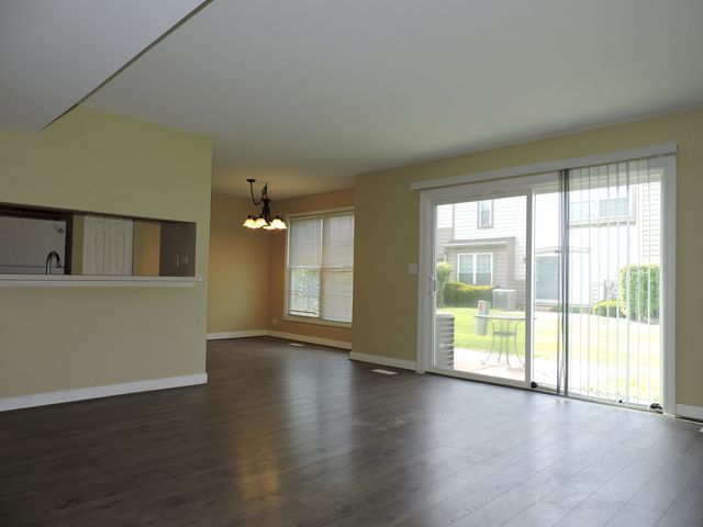 1334 Gloucester Circle, Carol Stream, IL 60188