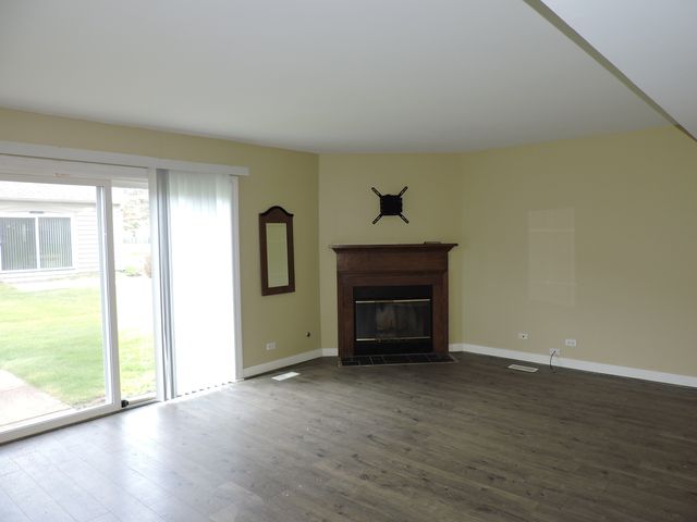 1334 Gloucester Circle, Carol Stream, IL 60188