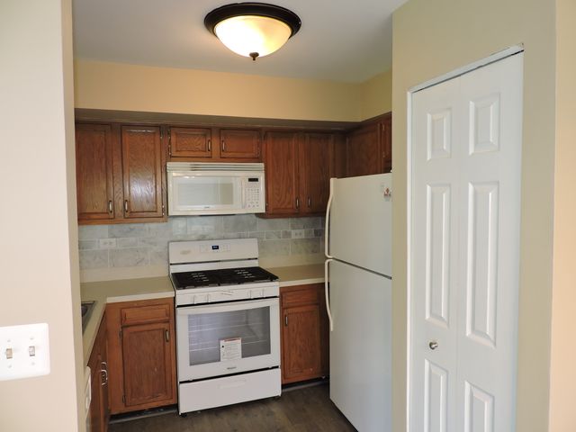 1334 Gloucester Circle, Carol Stream, IL 60188