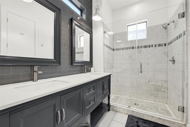 1107 W 21st Street B, Houston, TX 77008