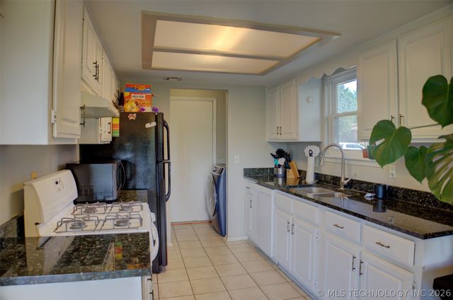 1302 E 140th Place, Glenpool, OK 74033