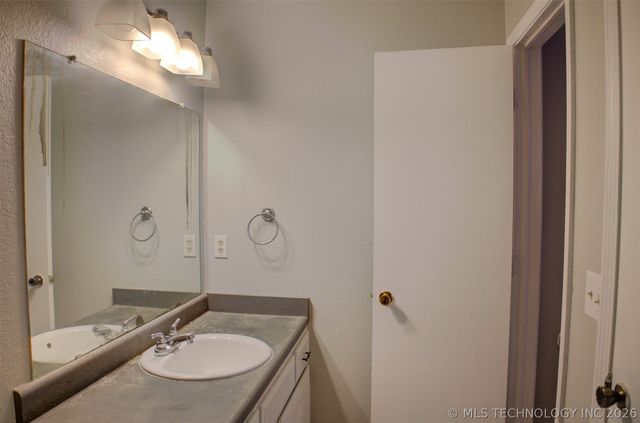 1302 E 140th Place, Glenpool, OK 74033