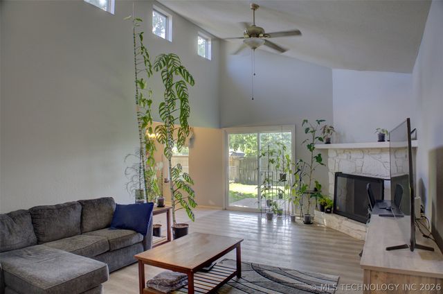 1302 E 140th Place, Glenpool, OK 74033