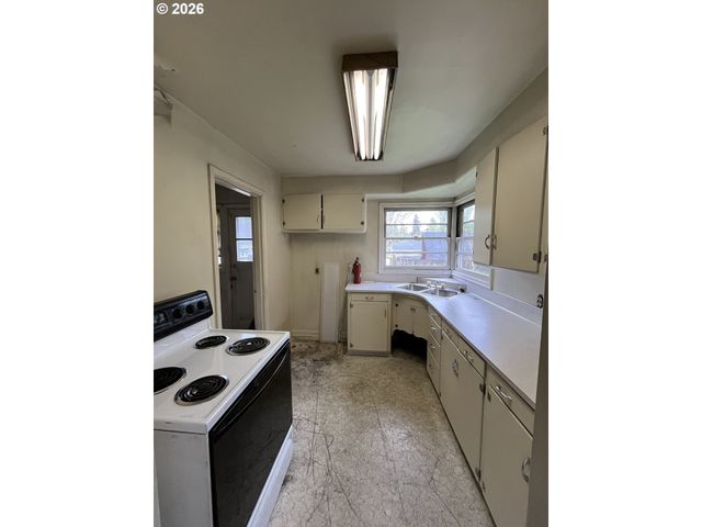 14222 Se CEDAR Ave, Milwaukie, OR 97267
