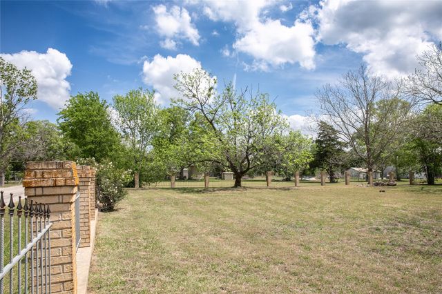 5655 Main Street, Chappell Hill, TX 77426