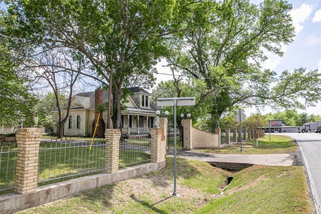 5655 Main Street, Chappell Hill, TX 77426
