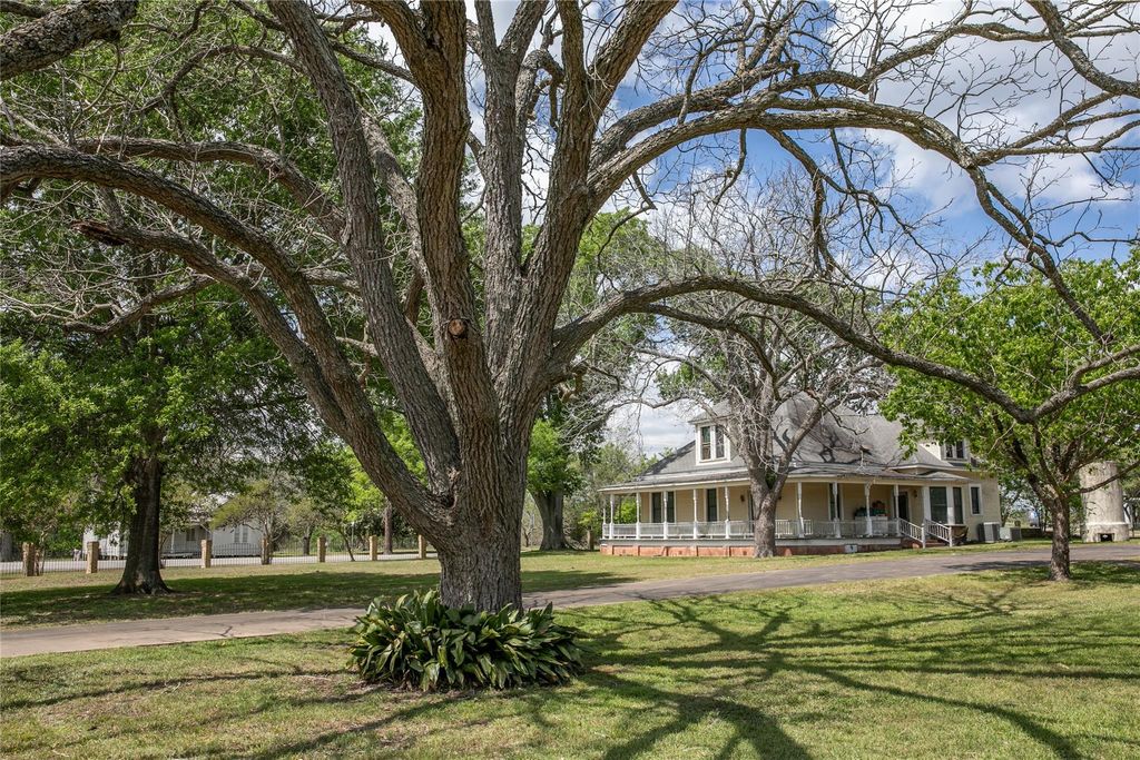 5655 Main Street, Chappell Hill, TX 77426