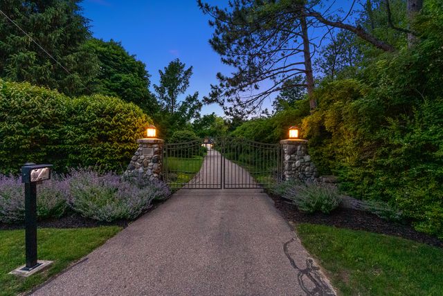 228 74th Street, South Haven, MI 49090