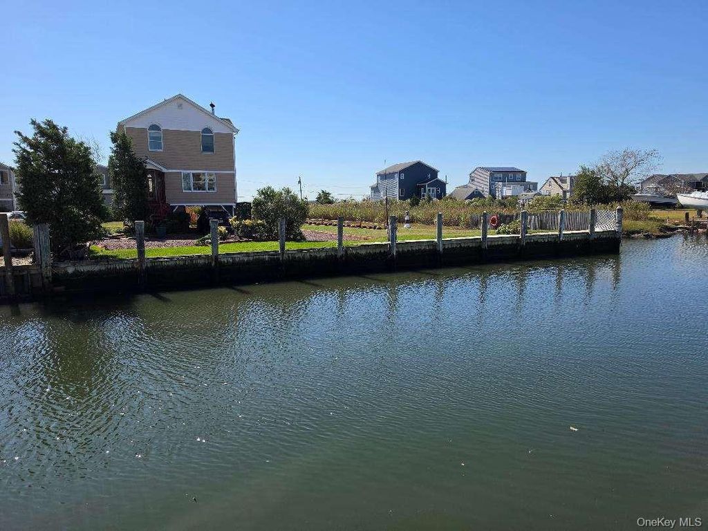 20 James Road, Amityville, NY 11701 — exterior