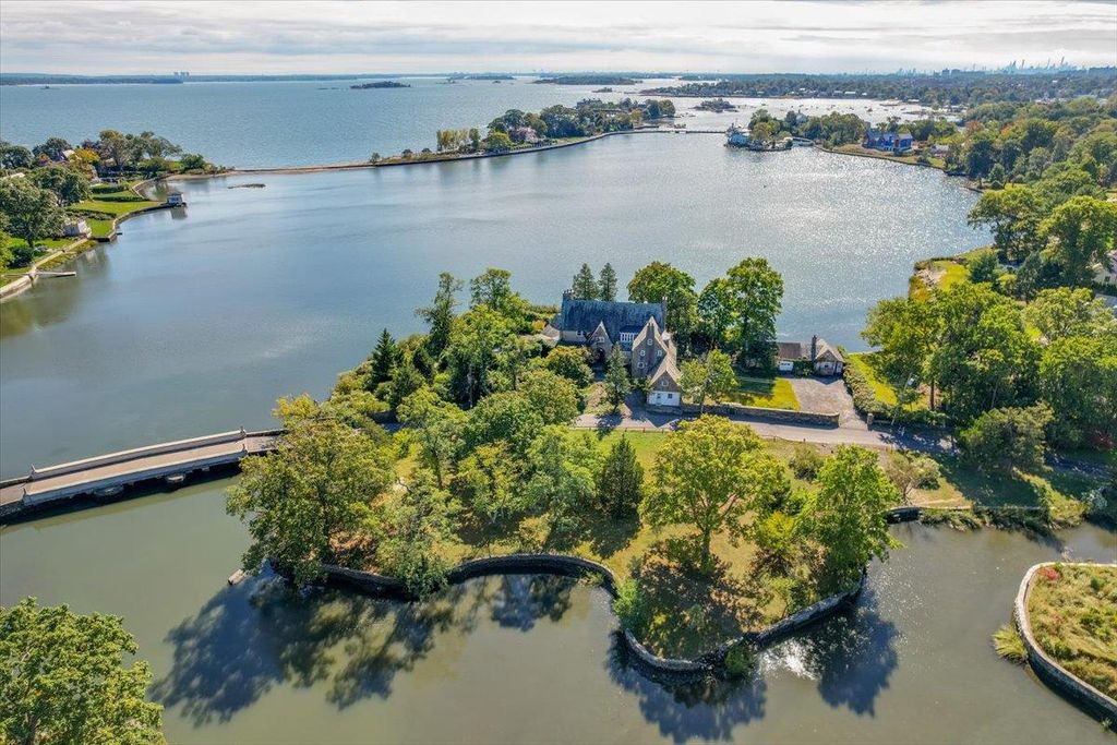1 Pryer Manor Road, Larchmont, NY 10538