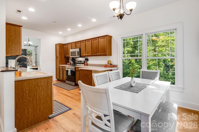 28 Greenbriar Road, Black Mountain, NC 28711
