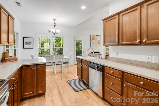 28 Greenbriar Road, Black Mountain, NC 28711