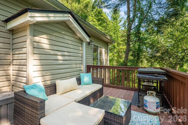 28 Greenbriar Road, Black Mountain, NC 28711