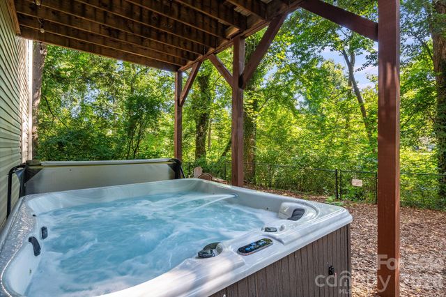 28 Greenbriar Road, Black Mountain, NC 28711