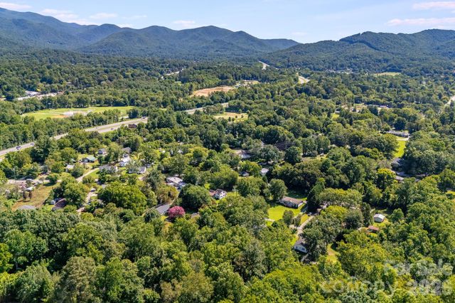 28 Greenbriar Road, Black Mountain, NC 28711
