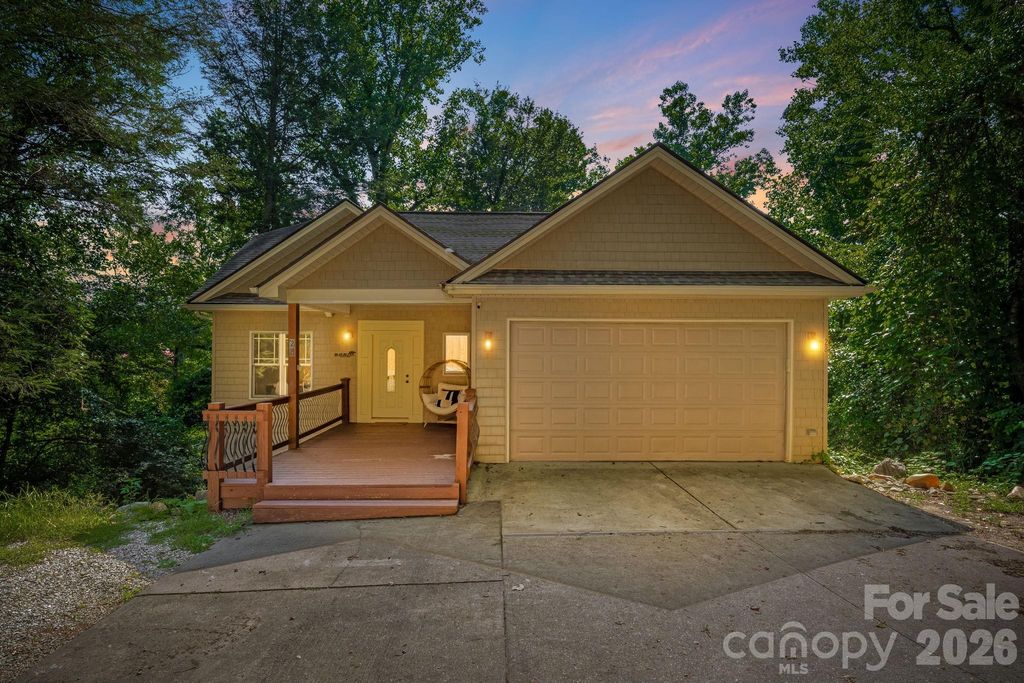 28 Greenbriar Road, Black Mountain, NC 28711