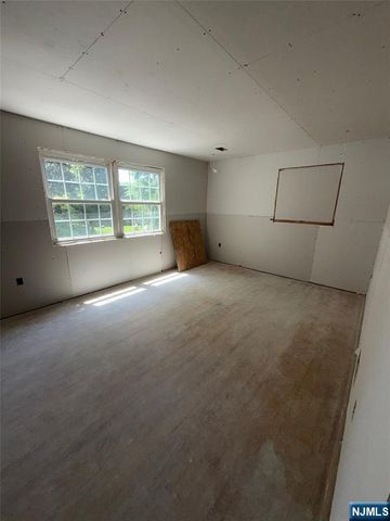 82 Palmer Drive, Livingston, NJ 07039