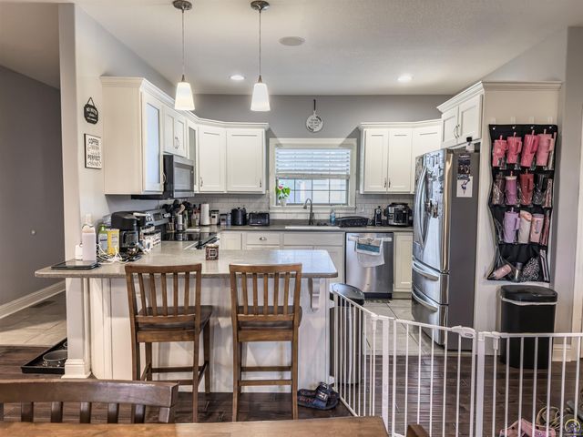 2911 SW Whitney AVE, Topeka, KS 66614