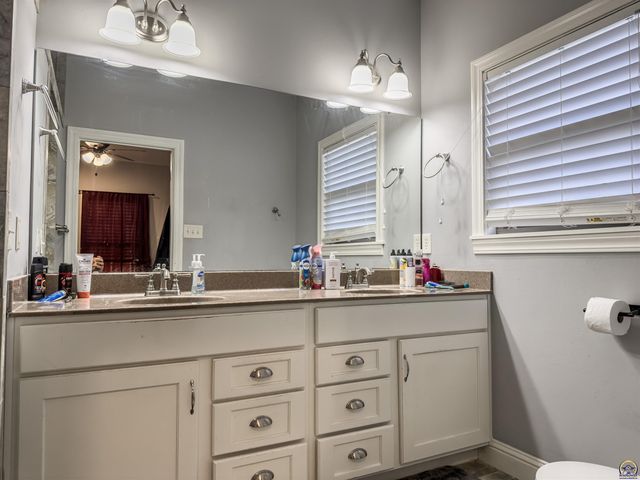 2911 SW Whitney AVE, Topeka, KS 66614