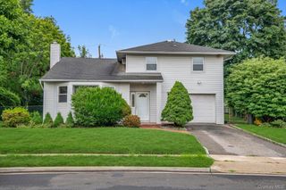 17 Fresno Drive, Plainview, NY 11803
