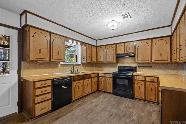 9460 Robin Ln, Sherwood, AR 72120