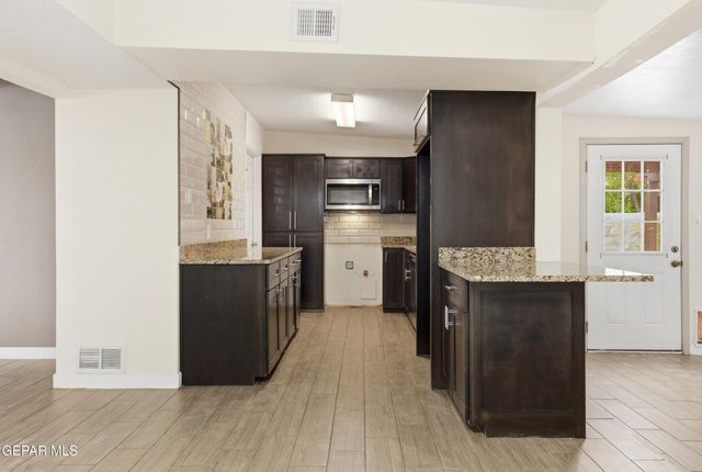 10217 SINGAPORE Avenue, El Paso, TX 79925
