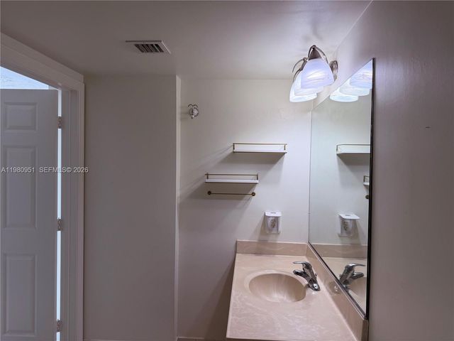 900 SW 8th St 604, Miami, FL 33130