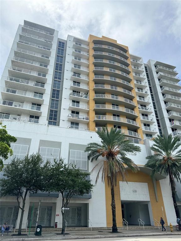 900 SW 8th St 604, Miami, FL 33130