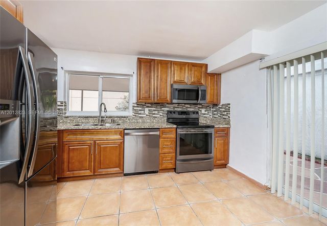 1007 NW 106th Ave Cir, Miami, FL 33172