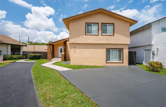 1007 NW 106th Ave Cir, Miami, FL 33172