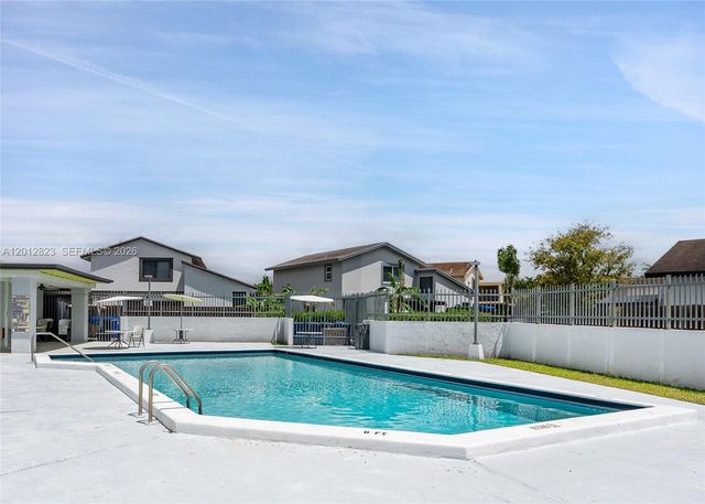 1007 NW 106th Ave Cir, Miami, FL 33172