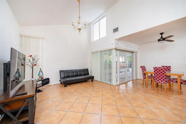 1007 NW 106th Ave Cir, Miami, FL 33172