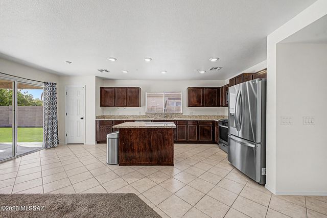 8261 N Stonehill Drive, Tucson, AZ 85743