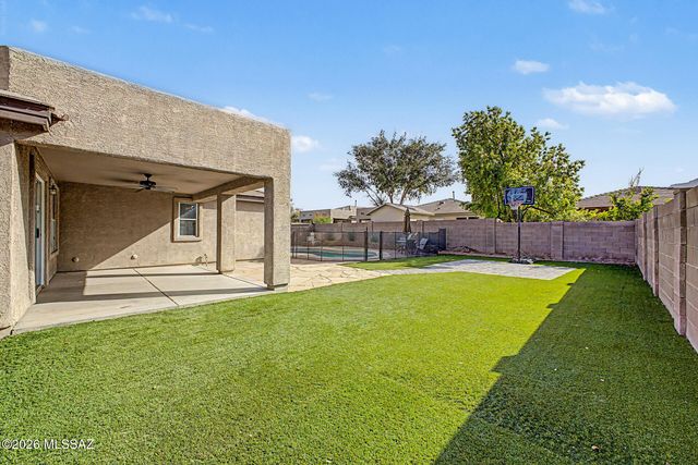 8261 N Stonehill Drive, Tucson, AZ 85743
