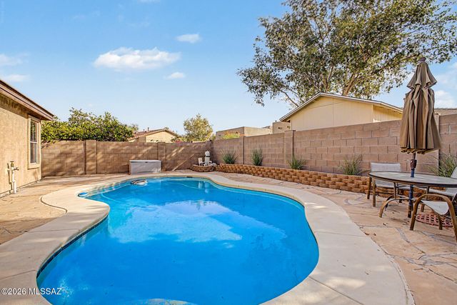 8261 N Stonehill Drive, Tucson, AZ 85743
