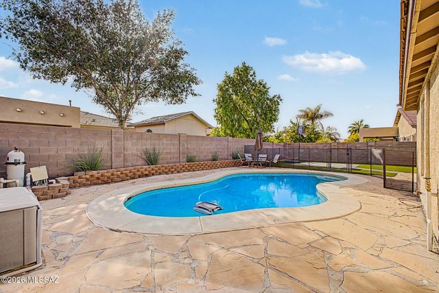 8261 N Stonehill Drive, Tucson, AZ 85743
