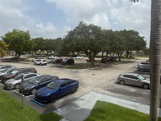 8405 NW 61st St D315, Tamarac, FL 33321
