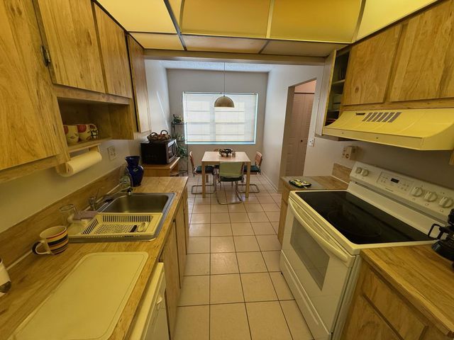8405 NW 61st St D315, Tamarac, FL 33321