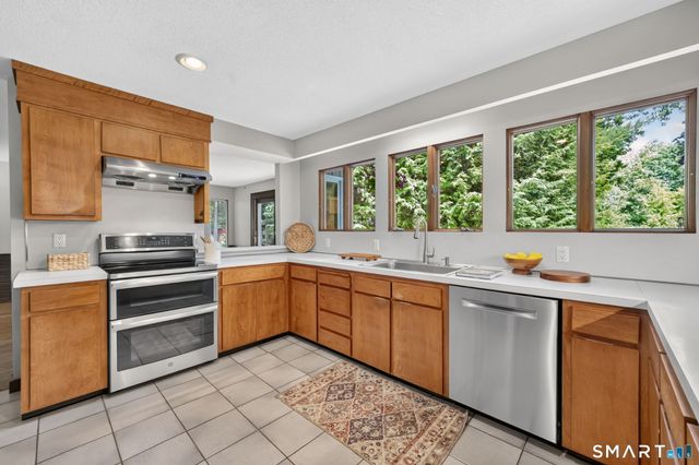 2 Merrywood, Simsbury, CT 06070
