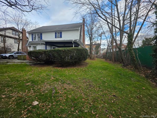 17 Burton Avenue, Woodmere, NY 11598