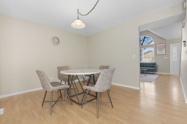 93 Berkshire Court, Gurnee, IL 60031