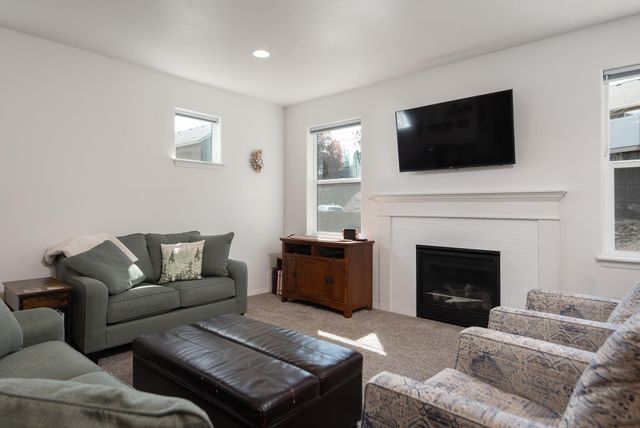 2955 NE Quiet Canyon Drive, Bend, OR 97701