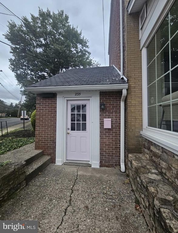 235 W STATE ST, DOYLESTOWN, PA 18901 — exterior
