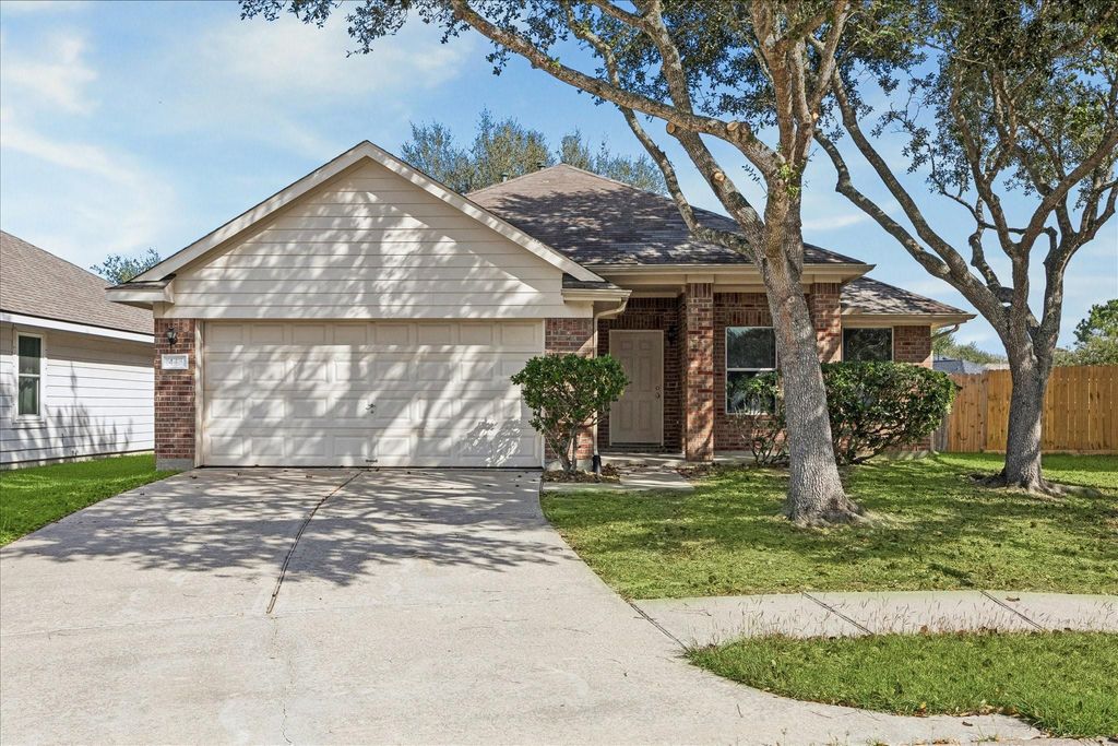 448 Sandstone Creek Lane, Dickinson, TX 77539