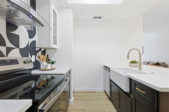 7350 Kirby Drive 21, Houston, TX 77030